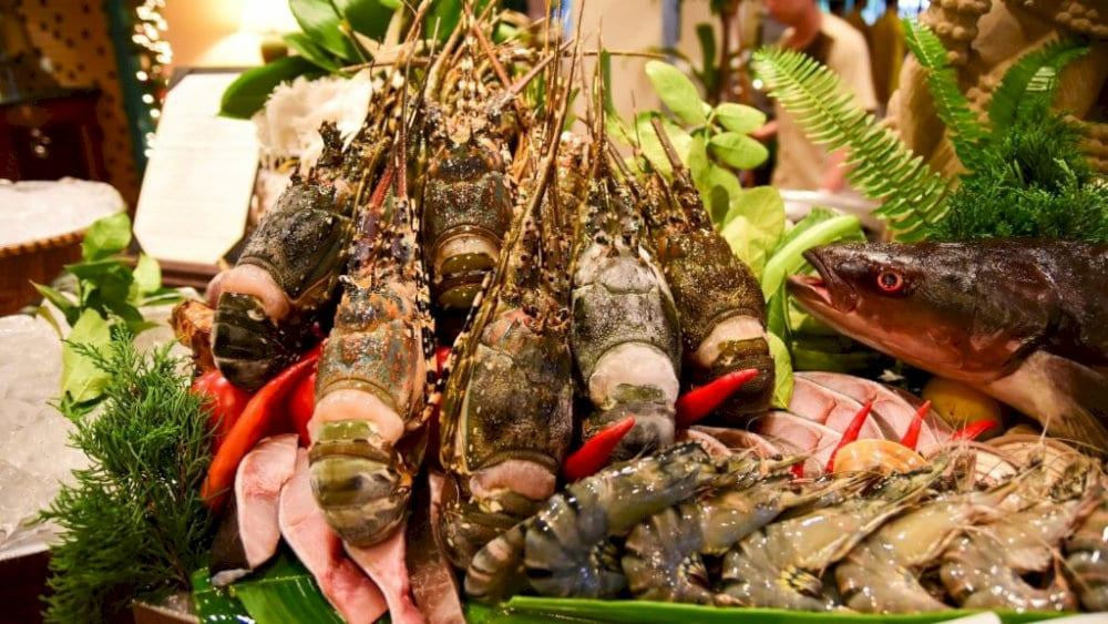 After a soothing walk, head to the nearby restaurants to enjoy fresh seafood (Source: Furama Resort Danang)